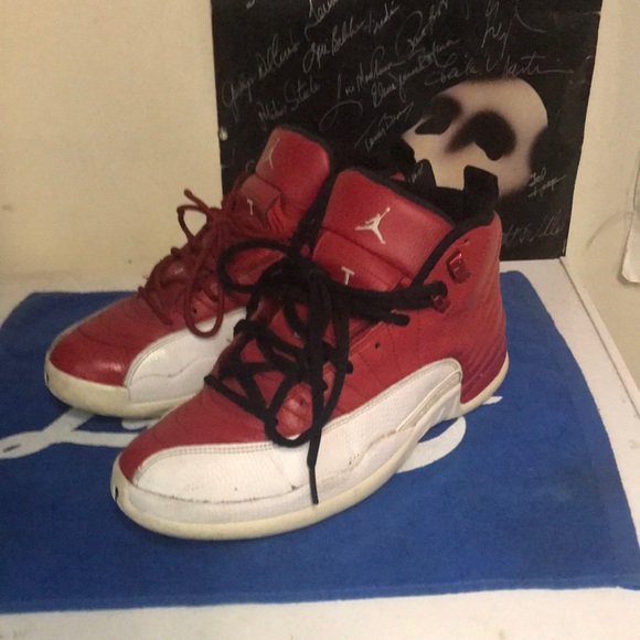 I’m selling the red and white twelves used but still life to them - Picture 3 of 4